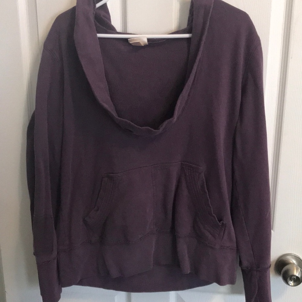 Low neck sweatshirt with hood